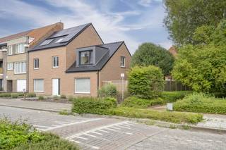 De indeling van de leuke gezinswoning in Kortrijk is als volgt:Gelijkvloers: U betreedt de woning via de inkomhal met een gastentoilet. Vervolgens komt u in de ruime en lichtrijke leefruimte. De volledig uitgeruste keuken is voorzien van alle hedendaagse toestellen. Verder is er op dit verdiep nog een handige berging, een badkamer met zowel een bad als een douche, en een bureau.Eerste verdieping: Hier bevinden zich drie ruime slaapkamers en een kleinere slaapkamer. Daarnaast is er een apart toilet, een praktische waskamer en de toegang tot de zolder.De prachtige tuin maakt deze woning in Kortrijk compleet en biedt een heerlijke plek om te ontspannen. Interesse? Vraag snel een bezoek aan via www.dewaele.com!