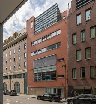 <p>Ontdek dit gezellige duplexappartement. De woning bevindt zich in een rustige straat, vlakbij winkels, openbaar vervoer en op wandelafstand van het bruisende stadscentrum, de Nieuwstraat, de Grote Markt en het Centraal Station.</p><p>Het appartement bestaat uit een inkomhal met vestiaire, een gezellige leefruimte met open keuken, een technische ruimte en een eerste slaapkamer. Op de bovenverdieping bevinden zich een tweede slaapkamer met ruime nachthal, een badkamer met aparte wc en toegang tot het terras via de nachthal. In de ondergrondse verdieping beschikt het appartement bovendien over een kelder. Er is eveneens de mogelijkheid om een autostaanplaats aan te kopen mits een meerprijs.</p><p>Dit appartement combineert comfort, functionaliteit en een topligging in Brussel.<br />Ideaal voor eigen bewoning of als investering met een mooi huurrendement.<br />Te bezoeken. EPC klasse F, 340 kWhEP/m²/jr.</p>