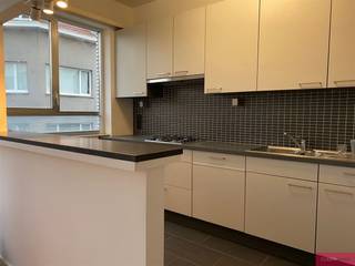 <p><span>Aangenaam, gerenoveerd appartement!</span></p><p><span>*info/bezoek? MAIL VV@CLISSENIMMO.BE</span></p><p><span>Instapklaar twee slaapkamer appartement in de Markgravebuurt! </span></p><p><span>Het appartement is gelegen op de 2de verdieping van een klein gebouw met beperkte onkosten, geen lift.</span></p><p><span>Via de gemeenschappelijke traphal (geen lift) bereiken we het appartement. De inkomhal is voorzien van een parketvloer. De leefruimte 30m² op parket met open zicht over de Fransenplaats biedt ook plaats aan de open keuken (8m²). De keuken is voorzien van een vele kasten, dubbele spoelbak, koelkast, diepvries, oven, gasvuur, dampkap en vaatwasser. De slaapkamers (14m² - 8,5m²) werden voorzien van vast tapijt, de derde kamer (6m²) is ideaal als bureau, vernieuwde badkamer met ligbad met douchesproeier, lavabo met meubel en een handdoekradiator. Het terrasje is bereikbaar vanuit de tweede slaapkamer. Aansluiting voor wasmachine en droogkast in de badkamer, afzonderlijk toilet met handenwasser. </span></p><p><span>Eigen meters voor gas en elektriciteit, €40/maand provisie voor water, €20/maand provisie voor de gemeenschappelijke delen. </span></p><p><span>Onmiddellijk beschikbaar.</span></p><p><span> </span></p>