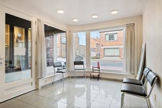 Bent u op zoek naar een interessante investering?Dit pand bestaat uit een verhuurd gelijkvloers kantoorruimte en een verhuurd duplexappartement.Met...