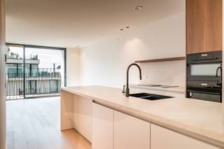 Welkom in residentie Dunas, een uniek nieuwbouwproject in Oostduinkerke-bad, op een steenworp van het strand en het levendige centrum. Deze kleinschalige residentie telt slechts vijf appartementen, telkens één per verdieping, met als absolute eyecatcher de duplex-penthouse op de vijfde en zesde verdieping.<br /><br />De penthouse biedt u uitzonderlijke woonvolumes, maximale lichtinval en panoramische terrassen, zuidgericht aan de leefruimte en zowel voor- als achteraan op de bovenverdieping. Dankzij de duplex-indeling geniet u van een natuurlijke scheiding tussen de leef- en slaapruimtes, wat het comfort en de privacy verhoogt.<br /><br />Indeling:
<ul>
	<li>Benedenverdieping: inkomhal | zonnige leefruimte met open volledig uitgeruste keuken en toegang tot het zuidgericht terras | berging met aansluitingen voor wasmachine en droogkast | masterbedroom met ensuite badkamer (inloopdouche, ligbad en dubbele lavabo) | terras aan de slaapkamer</li>
	<li>Bovenverdieping: overloop | 2 ruime slaapkamers | badkamer met inloopdouche en lavabo | afzonderlijk toilet | zonneterras vooraan van 18,3 m² en achteraan van 13,2 m²</li>
</ul>
<br />Hoogwaardige afwerking, warmtepomp, vloerverwarming en passieve koeling zorgen voor energiezuinig en duurzaam wooncomfort. bovendien is er de mogelijkheid tot aankoop van een privatieve berging en een parkeerplaats in het semi-automatische parkeersysteem.<br /><br />Wonen in residentie Dunas betekent rust, luxe en exclusiviteit op een toplocatie.