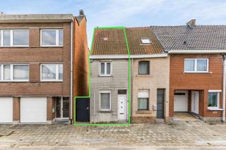 Immo Pické biedt u deze te renoveren woning aan in Sint-Pieters-Leeuw, gelegen in de nabijheid van winkels, scholen, openbaar vervoer, invalswegen en alle voorzieningen. Deze woning beschikt op de gelijkvloerse verdieping over een woonkamer, een keuken, een tussengang, een badkamer (en wasplaats) en een toilet. Op de eerste verdieping beschikt deze woning over twee slaapkamers (hoogte plafond +- 1,92m), waarvan één doorloopkamer. De zolderverdieping is te bereiken via een vaste trap uit de doorloopkamer en kan worden ingericht als bijkomende slaapkamer. Achteraan beschikt deze woning nog over een berging en een ruime tuin. Links van de woning ligt nog een privatieve toegang tot de achterkant van de woning, wat handig is voor fietsen of voor het uitvoeren van renovaties. Renovatieplicht van toepassing.