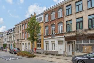 <p>Authentieke herenwoning op een toplocatie in Deurne<br /><br />In een rustige en aangename straat in Deurne bevindt zich deze karaktervolle herenwoning, een bijzonder pand voor wie op zoek is naar ruimte, authenticiteit en een woning met een ziel. Gelegen in de Plankenbergstraat geniet de woning van een uitstekende ligging: op wandelafstand van het prachtige Rivierenhof en de vele voorzieningen van Deurne, terwijl belangrijke invalswegen en verbindingen naar Antwerpen en omgeving zich vlakbij bevinden. Een ideale combinatie van rustig wonen en een vlotte bereikbaarheid.</p>
<p>Achter de gevel schuilt een woning met een uitstraling die vandaag nog maar zelden wordt aangeboden. De talrijke authentieke elementen geven het huis een bijzonder karakter en vertellen het verhaal van een andere tijd. Hoge ruimtes, karaktervolle details en de typische charme van een herenwoning vormen de basis voor een woning die, mits de juiste visie en aandacht, opnieuw tot haar volle glorie kan worden gebracht.</p>
<p>De woning beschikt momenteel over 3 slaapkamers en drie bijkomende polyvalente ruimtes, waardoor er een uitzonderlijke hoeveelheid ruimte en mogelijkheden aanwezig is. Daarnaast zijn er een keuken, badkamer en een aangename stadstuin die een rustige plek biedt. De huidige indeling laat ruimte voor verschillende toekomstplannen en kan, afhankelijk van de wensen van de nieuwe eigenaar, verder worden aangepast en gemoderniseerd.</p>
<p>De woning vraagt vandaag om een renovatie en opfrissing, maar net daarin schuilt haar grootste troef. Dit is een pand met een authentieke basis en een karakter dat moeilijk opnieuw te creëren valt. Ook de omgeving draagt bij aan het bijzondere karakter. Vanuit de woning kijkt men uit op de woning die werd opgericht ter ere van Peter Benoit, een opmerkelijk stukje erfgoed dat de historische sfeer van deze omgeving extra kracht bijzet.</p>
<p>Bent u klaar om een volledig nieuw hoofdstuk te beginnen? Contacteer Arno via arno@reds.be of +32 498 66 21 41</p>