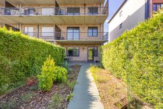 <p>Gelijkvloers appartement met tuin en garagebox aan het RoozemaaiPark.<br />Centraal gelegen, op wandelafstand van winkels, scholen en openbaar vervoer.<br />Indeling: inkomhal, leefkamer op laminaat, ingerichte keuken met enkele toestellen, berging/technische ruimte, badkamer met douche en bad, 2 slaapkamers (14m2/10m2) waarvan één met toegang tot de tuin, rechtstreekse toegang tot garagebox.<br />Extra's: GARAGEBOX en KELDERBERGING inbegrepen, praktische poortje aan zijkant tuin, rolluiken, goed onderhouden gebouw,...<br />Maandelijkse kosten 90,00 euro/maand (minuterie, lift, water, syndicus,...) + reservefonds.</p><p>Info/bezoek: 03 283 83 00 - noord@sinjoor.be</p>