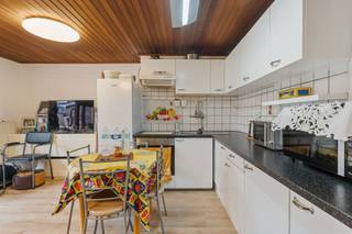 <p><span>Te renoveren woning met bovenliggend appartement (verhuurd) gelegen te Heppen.</span></p><p><span> </span></p><p><span>Belangrijkste troeven: </span></p><p><span>- Centrale ligging in de nabijheid van het centrum van Heppen</span></p><p><span>- 2 woonentiteiten en dus 2 busnummers</span></p><p><span>- Woning : 97 m² + 1 slaapkamer + EPC = 322- Garage -Tuin met veranda</span></p><p><span>- Appartement : 85 m² + 2 slaapkamers + EPC = 325- Verhuurd </span></p><p><span>- Zonnepanelen</span></p><p><span> </span></p><p><span>Bekijk zeker ook de foto's en de grondplannen met de afmetingen. Zo krijgt u van thuis uit al een perfect beeld van wat deze woning te bieden heeft!</span></p><p><span> </span></p><p><span>Wenst u meer info of een vrijblijvende bezichtiging, contacteer dan ons kantoor op het nummer 011 85 15 15 en wij helpen u graag verder. </span></p>