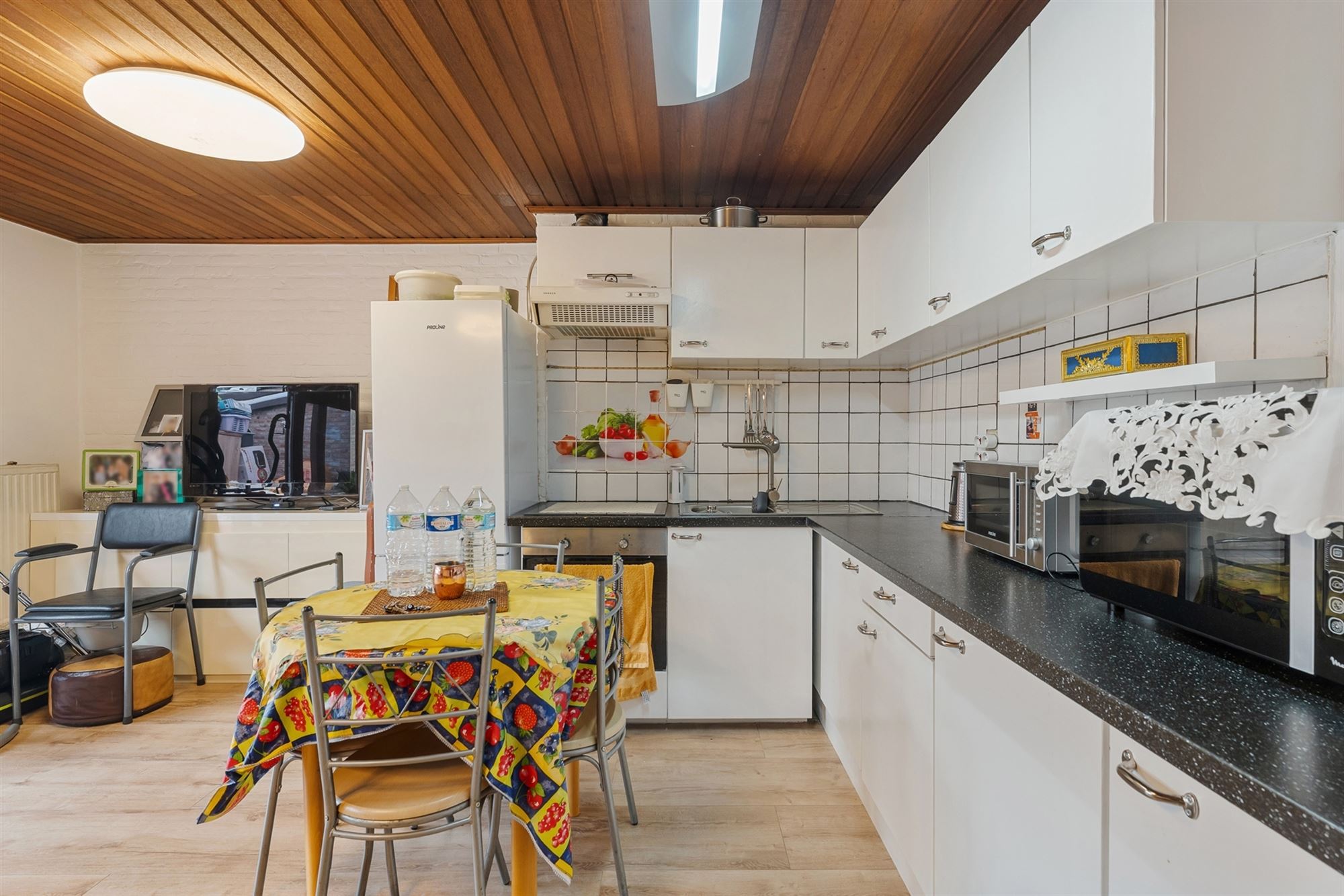 TE RENOVEREN WONING MET BOVENLIGGEND APPARTEMENT GELEGEN TE HEPPEN - foto 3