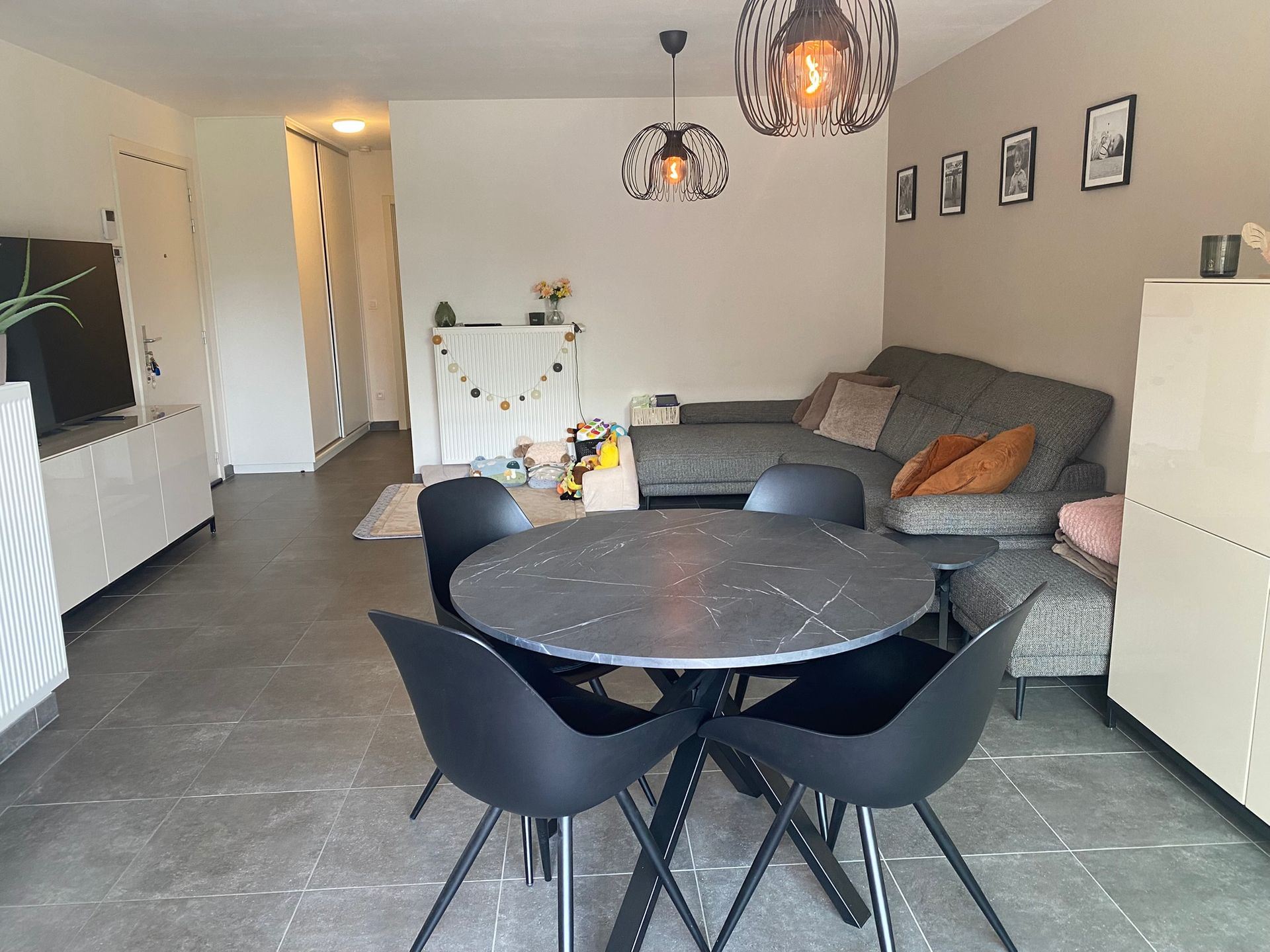 Appartement met 2 slaapkamers, terras en autostaanplaats - foto 4