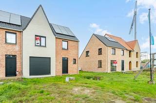 Hectaar bouwt drie landelijke en energiezuinige nieuwbouwwoningen, centraal gelegen in Waarschoot (Lievegem). Hier geniet je van de charme van een landelijke omgeving, terwijl je toch vlot toegang hebt tot openbaar vervoer, scholen en winkels.<br /><br /><strong>Indeling van de woning: </strong><br />Gelijkvloers: inkomhal met gastentoilet, lichtrijke leefruimte met open keuken, inpandige garage.<br />Eerste verdiep: nachthal met apart toilet, 3 ruime slaapkamers, badkamer met ligbad, inloopdouche en dubbele wastafel. <br />Zolder: toegankelijk met uitklapbare trap, grote bergruimte. <br /><br /><strong>Extra troeven: </strong>
<ul>
<li>Landelijk gelegen met ruime, zonnige tuin</li>
<li>Lucht-water warmtepomp in combinatie met vloerverwarming</li>
<li>6 zonnepanelen </li>
<li>Inpandige garage </li>
<li>Inclusief laminaat in de nachthal en slaapkamers </li>
<li>Volledig geschilderd en voorzien van verlichting</li>
</ul>
Interesse in deze unieke woningen te Waarschoot?<br />Contacteer ons vandaag nog voor meer informatie of een bezichtiging aan deze woning.