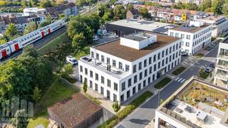 Uitstekend gelegen kantoorgebouw met <strong>flexibele werkplekken</strong> aan de Schelde op een boogscheut verwijderd van het centrum van Gent met goede verbinding via de R40, E17 en E40. Vlotte bereikbaarheid met het openbaar vervoer: station Gent-Sint-Pieters bevindt zich op amper 1,9 km. Tevens ideale uitvalsbasis met de fiets (via het water!).<br /><br />De instapklare kantoren beschikken over een koelplafond, ventilatie, verlaagde vloer met tapijttegel en zeer grote raampartijen. De kantoren kenmerken zich door een zeer leuke inrichting met meerdere vergaderzalen. Tevens <em>superwijs </em><strong>rooftopterras </strong>met aansluitend ruime bar en keuken. Aantal werkplekken kunnen vrij gekozen worden in functie van het aantal medewerkers.<br /><br /><strong>All-in formule voor 2 werkplekken. </strong><br /><br />Contacteer <strong>PANORAMA </strong>voor bijkomende inlichtingen, plannen of een vrijblijvend plaatsbezoek <strong>09 225 09 02</strong>.