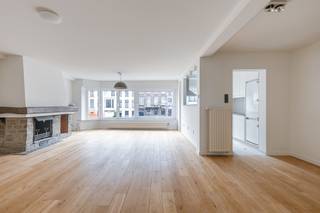 Ruim 3-slaapkamerappartement op uiterst bereikbare ligging<br /><br />EPC-SCORE: B<br />Mobiscore: 9,5/10<br /><br />Dit instapklare 3-slaapkamerappartement geniet van een erg gunstige ligging vlakbij winkels (Delhaize,...), openbaar vervoer (zowel tram als bus) en het historische stadscentrum. De locatie garandeert ook een vlotte verbinding met de in -en uitvalswegen (R4, E17, E40).<br /><br />Het appartement bevindt zich op de eerste verdieping van de residentie en beschikt over een heel ruime en lichtrijke leefruimte. De leefruimte beschikt over een charmant schouwelement, een warme parketvloer en grote raampartijen over de volledige breedte van het appartement. In de leefruimte bevindt zich tevens de volledig geïnstalleerde open keuken. Achteraan het appartement bevinden zich 3 slaapkamers. Vanuit de middelste slaapkamer, die dienst kan doen als bureau, heeft u toegang tot het achteraan gelegen terras. <br /><br />De inkomhal beschikt over een apart toilet. Via de hal heeft u ook toegang tot de zopas vernieuwde badkamer met dubbel wasmeubel en grote inloopdouche.<br /><br />Bij het appartement dient ook een garagebox (€35.000) te worden bijgekocht. Deze bevindt zich op het gelijkvloers van de residentie.<br /><br />Dit appartement is ideaal als woonst, voor uw studerende kinderen of als investering.<br /><br />Verhuurwaarde: €1.350/maand.<br /><br />Meer info en/of een bezoek contacteer LAURA op 0473 41 35 62 of mail naar info@vicusvastgoed.be