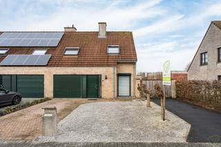 In de Margrietendreef te Eeklo bevindt zich deze instapklare halfopen bebouwing, gelegen in een rustige en aangename verkaveling. Dankzij...