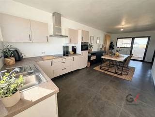 <p><b><strong>Stylish and spacious duplex apartment with 2 (possibly 3) bedrooms, a terrace, and a parking space</strong></b></p><p><span>Located at Staatsbaan 222C in Bekkevoort, you’ll find this bright and versatile duplex apartment. As soon as you walk in, you’ll notice the pleasant atmosphere. The spacious living area flows seamlessly into the modern open kitchen, creating a comfortable space for cooking, dining, and relaxing. From the living room, you can step right out onto the terrace, where you can enjoy the outdoors in peace and privacy.</span></p><p><span>On the upper floor, you’ll find two spacious bedrooms and a bathroom. A special feature of this apartment is the spacious master bedroom: it offers the unique possibility of being easily divided into two separate rooms. Since there are already two separate entry doors and two Velux windows, you can create an extra children’s room, walk-in closet, or home office here without major renovations. In addition, the home features a spacious attic, providing extra storage space.</span></p><p><span>A unique opportunity for those seeking a carefree lifestyle. Contact Kim at Gilles Vastgoed today at 0468/486 127 or </span><span>kim@gillesvastgoed.be</span><span> </span></p>