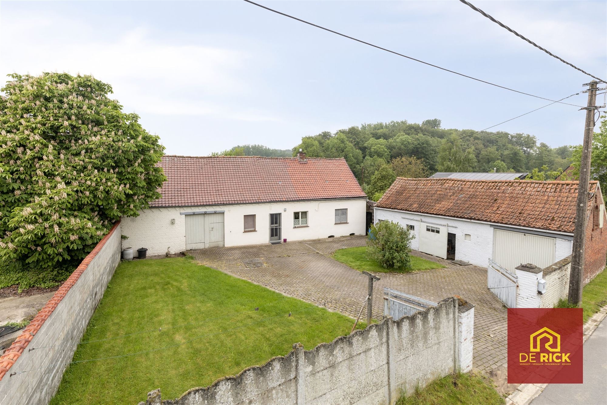 La ferme à convertir se trouve sur un terrain d'environ 12 acres