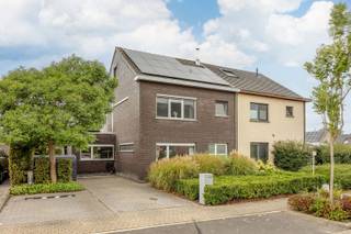 Ruime en energiezuinige gezinswoning met 4 slaapkamers en grote tuin<br /><br />Deze verzorgde halfopen bebouwing combineert 207 m² bewoonbare oppervlakte met een ruim perceel van 638 m² en een grote, volwaardige tuin.<br /><br />Op het gelijkvloers vindt u een lichtrijke leefruimte met open keuken en rechtstreeks contact met de tuin. Daarnaast zijn er een praktische berging/wasplaats, apart toilet en een volwaardig bureau, ideaal voor thuiswerk.<br /><br />Op de eerste verdieping bevinden zich drie ruime slaapkamers, waaronder een master bedroom met dressing. Twee slaapkamers met eigen lavabo: geen ochtendfile aan de badkamer.<br />De badkamer is uitgerust met ligbad en douche.<br />De volledig afgewerkte bovenverdieping biedt een vierde ruime slaapkamer en kan ook dienen als hobby-, speel- of werkruimte.<br /><br />De woning is energiezuinig en toekomstgericht met EPC A (81 kWh/m²), zonnepanelen, thuisbatterij, laadpaal en warmtepomp/airconditioning.<br />De helft van de zonnepanelen geniet nog van groenestroomcertificaten.<br /><br />Er zijn 3 ruime parkeerplaatsen voor de woning met laadpaal.<br /><br />De ruime tuin is een belangrijke troef: veel bruikbare buitenruimte met plaats voor groen, verschillende zithoeken en ontspanning.<br />Ook aanwezig zijn een serre en een afgesloten fietsenberging.<br /><br />Mobiscore 8,7 · bushalte op 250 m · station Temse op 1,5 km · E17 op 5 minuten.<br /><br />Gebouwd in 2006 en doorheen de jaren zorgvuldig onderhouden en verder uitgerust.<br /><br />Een ruime en energiezuinige gezinswoning waar wooncomfort, praktische indeling en een echte tuin mooi samenkomen.<br /><br />Wens je de woning te bezoeken?<br />Neem dan contact op via info@bellestate.be of 052 46 01 01.