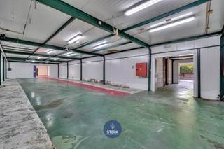 VEELZIJDIGE HANDELSRUIMTE + APPARTEMENT MET RUIME LOODS IN CENTRUM LANAKEN ! <br /><br />We vinden deze halfopen bebouwing met een bewoonbare oppervlakte van 164 m² + ruime loods van circa 263 m² terug op een perceel 6a 12ca in Lanaken. <br /><br />Voor meer informatie, neem zeker een kijkje op onze website via de volgende link:<br />https://www.sterkvastgoedmakelaars.be/detail/te-koop-woning-lanaken/7679329?dosearch=True&flowstatus=ForSale,ForSaleReserved,ForSaleWithBid,ToCompleteForSale,SoldUnderReserve,Sold&pageindex=1&pagesize=12&searchpage=ForSale&sortdirection=DESC&sortfield=pub_flowstatus&transactiontype=Sale