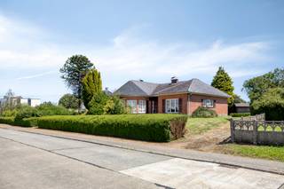 Bent u op zoek naar een woning met veel potentieel? Dan is deze vrijstaande bungalow met een bewoonbare oppervlakte van 160 m² beslist een bezoek waard.
De woning beschikt over een ruime leefruimte, keuken, 3 slaapkamers, een badkamer, een kelder en een ruime zolder met uitbreidingsmogelijkheden. Dankzij de solide structuur vormt deze woning de ideale basis voor een renovatie volledig naar eigen smaak.
De absolute troef is het ruime perceel. Onder voorbehoud van de nodige stedenbouwkundige vergunningen bestaat de mogelijkheid om een extra bouwperceel te creëren, wat deze eigendom ook bijzonder interessant maakt als investering.
De woning geniet bovendien van een gunstige ligging met een vlotte verbinding naar Tienen en Diest. De E314-oprit in Bekkevoort bevindt zich op slechts enkele minuten rijden, waardoor ook Leuven, Hasselt en Brussel vlot bereikbaar zijn.
Interesse? Contacteer ons voor een bezoek en ontdek zelf de mogelijkheden die deze eigendom te bieden heeft.