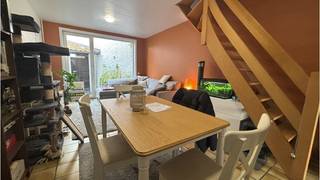 <strong>Vernieuwde karaktervolle woning</strong> met <strong>2 slaapkamers</strong> en <strong>stadsterrasje </strong>met een uitstekende ligging in het historisch centrum van <strong>Brugge</strong>.<br />Deze typisch Brugse woning vlakbij diverse winkels en de ring biedt de perfecte balans tussen Brugse authenticiteit en stedelijk gemak, met de vele modaliteiten die de Brugse binnenstad te bieden heeft op fiets- of wandelafstand!<br />+ <strong>Energielabel C!</strong><br />+ Geen renovatieplicht!<br />+ <strong>Asbestveilig!</strong><br />+ <strong>Conforme keuring elektriciteit!</strong><br />+ Uitstekende mobiscore  9,1 op 10!  <br />+ Thans verhuurd, dus ook interessant als vastgoedinvestering!<br />+ Conformiteitsattest aanwezig! <br />+ Mogelijkheid tot aankoop gelijkaardige aanpalende woning met huisnummer 146!<br /><br />Omvat een inkom, mooie living, keuken, 2 slaapkamers, badkamer met douche en voorziening wasmachine en een stadsterrasje met berging.<br />Vg,Wche,Gmo,Vkr,Gvv<br />P-score=B  G-score=B<br /><br />Bruikbare vloeroppervlakte  61 m²<br />Totale grondoppervlakte  56 m²
