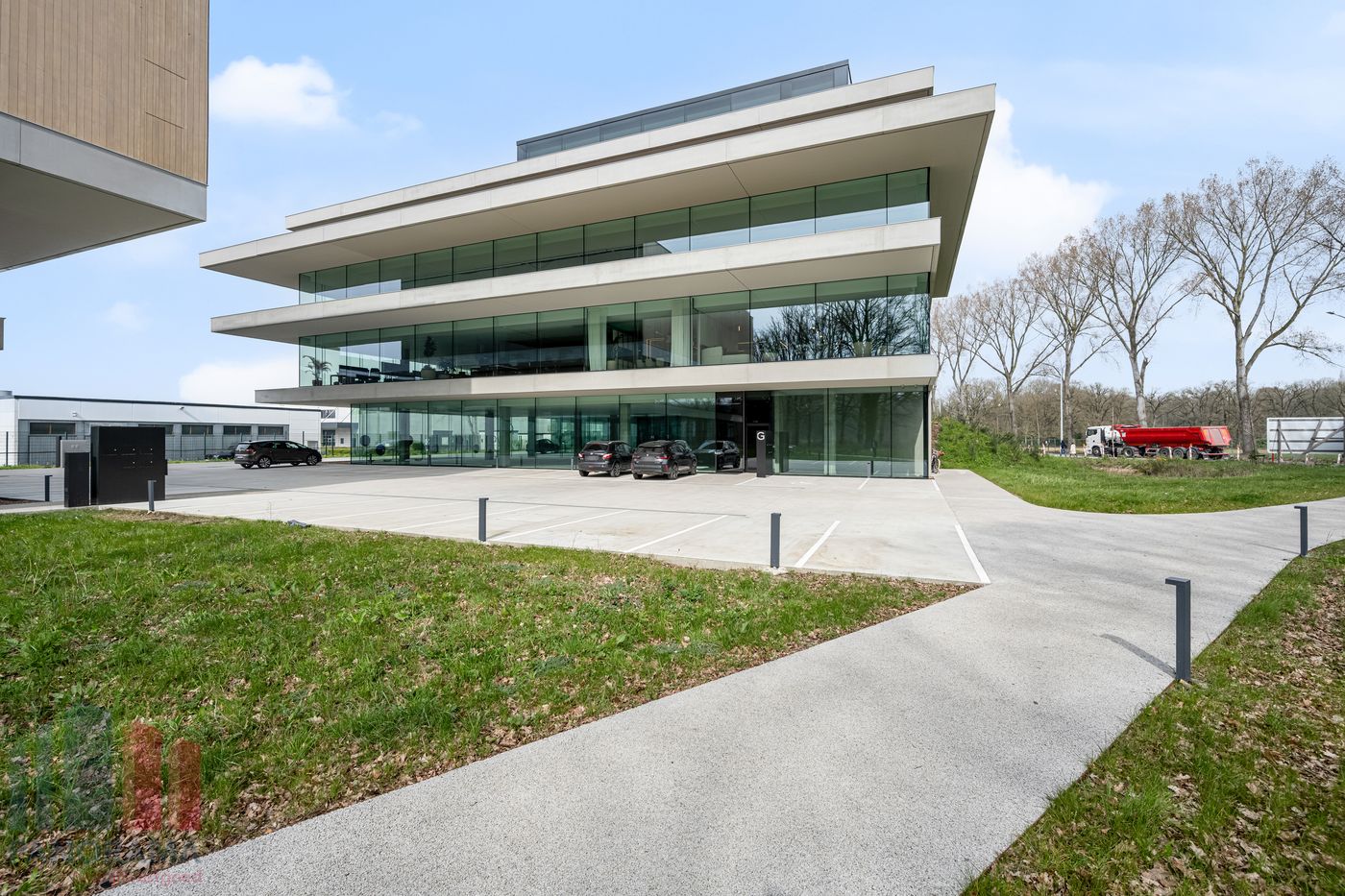 433 m² HIGH-END KANTOREN OP TOPLOCATIE LANGS DE E40 TE OOSTKAMP - photo 2