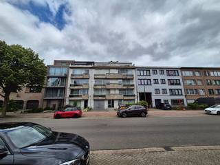 Appartement met 2 terrassen, 2 slaapkamers (waarvan 1 met ingebouwde kast), inkomhal met vestiairekast, aparte wc, living, keuken, bergplaats in kelder, individuele verwarming op gas.<br />Door het grote schuifraam aan de voorkant is er veel lichtinval in de woonkamer en keuken. Aan beide slaapkamers zijn rolluiken voorzien (elektrisch). Opbergkast aan het terras (achterkant).