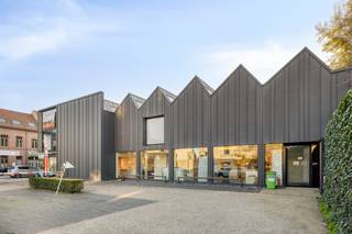 Ontdek deze strategisch gelegen baanwinkel met PRIVE PARKING (ca. 10 plaatsen), momenteel ingericht als showroom voor Dovy Keukens, aan de rand van...