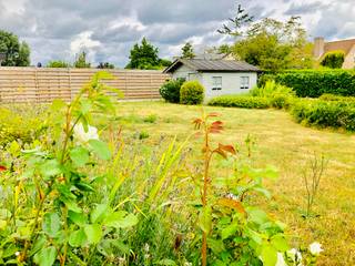<p><strong>Ruime alleenstaande woning op een rustige en residentiële ligging!</strong></p>
<p>Deze ruime alleenstaande woning is gelegen aan het einde van een doodlopende straat en biedt daardoor een rustige en aangename woonomgeving.</p>
<p>De woning beschikt over een <strong>ondergrondse garage</strong> en een <strong>praktische kelderverdieping</strong>.</p>
<p>Op het <u>gelijkvloers</u> bevindt zich een <strong>inkomhal</strong> met <strong>apart gastentoilet</strong>, een <strong>lichtrijke woon- en eetkamer met open keuken</strong>, <strong>drie volwaardige slaapkamers</strong> en een <strong>badkamer</strong> uitgerust met een dubbele wastafel, ligbad en toilet.</p>
<p>Dankzij de praktische indeling en de rustige ligging is deze woning ideaal voor wie op zoek is naar ruimte en wooncomfort.</p>