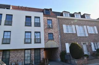 Gelegen op korte afstand van het centrum van Zulte, vlakbij winkels en met een goede verbinding naar Deinze kunt u dit instapklaar appartement...