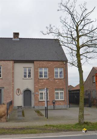 Goed gelegen ruime woning (200m²) met 3 slaapkamers, grote tuin en aparte garage. Deze woning bestaat uit een inkomhal met gastentoilet, een grote...