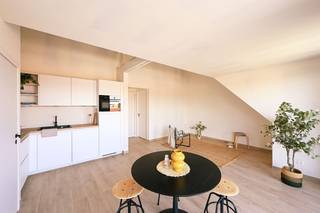 - Op www.koosi.be kan u een volledige omschrijving van dit eigendom terugvinden. - Dakappartement in een volledig gerenoveerd gebouw (3 wooneenheden) in het centrum van Putte-Kapellen.Dit aangename, lichtrijke appartement omvat een gezellige woonkamer met open keuken, één ruime slaapkamer, een berging, een ruime badkamer, zonneterras en gelijkvloers gemeenschappelijke (fietsen)berging.Bij de renovatie werd bijzondere aandacht besteed aan comfort en energiezuinigheid (BEN-norm). De aankoop valt onder het stelsel van de registratierechten en is niet onderworpen aan btw. Indien u aan de voorwaarden voldoet, geniet u van het verlaagde tarief van 2%.- Op zoek naar een volledig vernieuwde woonst of een interessante investering? Aarzel niet om uw plaatsbezoek in te plannen via stef@koosi.be -