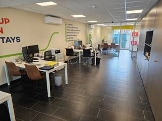 Centraal gelegen commerciële ruimte, momenteel ingericht als verzekeringskantoor. De kantoorruimte is vooraan afgescheiden met een glazen wand...