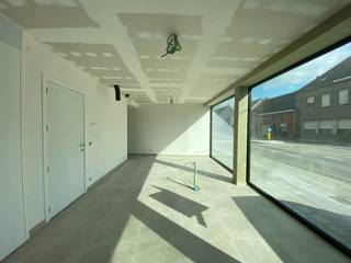 Nieuwbouw handelsruimte in de kleinschalige residentie "De Spriete" gelegen nabij verschillende invalswegen, winkels, openbaar vervoer en scholen...