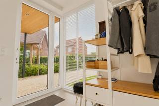 <p><span>*** QUICK SALE MET BIEDPRIJS VANAF 485.000 EUR * Kijk -en bieddagen op 16, 17 en 18 juli (enkel op afspraak) </span></p><p><span>HEDENDAAGSE NIEUWBOUW MET FOCUS OP ENERGIE EFFICIENTIE</span></p><p><span> </span></p><p><span>Deze schitterende half open woning geniet van een uiterst rustige ligging in een groene omgeving. <br />Een goed doordachte indeling en veel aandacht voor licht en ruimte zorgen er voor op en top woonplezier.</span></p><p><span> </span></p><p><span>De groene voortuin brengt ons naar de inkom met apart toilet en traphal.<br />De leefruimte pakt uit met grootse afmetingen, mooie glaspartijen en een zalig tuincontact.  <br />Zithoek, eethoek en keuken zijn er in harmonie met elkaar verbonden. <br />De keuken werd functioneel ingericht met een extra breed werkblad dat perfect dienstdoet als gezellige ontbijt- of aperohoek. <br />Aansluitend is een praktische berging.</span></p><p><span> </span></p><p><span>Op het verdiep zijn 3 slaapkamers, een stralende badkamer, een tweede toilet en een praktische bergruimte.</span></p><p><span> </span></p><p><span>Complete rust kan je zeker buiten vinden, het mooi terras wordt er aangevuld met een groen gazon en is afgeboord met opgroeiende hagen.<br />Aansluitend aan de woning is een grote carport, reeds voorzien van laadpaal, achteraan is een praktisch tuinhuis.</span></p><p><span> </span></p><p><span>RECENTE NIEUWBOUW AAN REGISTRATIERECHTEN<br />ENERGIEZUINIG<br />RUSTIGE LIGGING<br />MOOIE RUIMTES<br />GROENE TUIN</span></p><p><span> </span></p><p><span>Reserveer nu jou bezoek op de kijk -en bieddag via info@century21viaplus.be of 056/24.38.12</span></p><p><span>*niet bindende vanafprijs, de verkoop komt tot stand door aanvaarding van het uitgebrachte bod / biedingen dienen te worden uitgebracht uiterlijk maandag 20 juli om 13.30u.</span></p><p><span> </span></p><p><span> </span></p><p><span> </span></p>