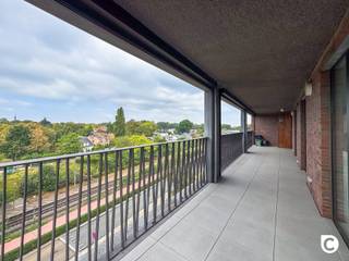 <p><span>Prachtig instapklaar 1- slaapkamerappartement met ruim zonneterras en garagebox in hartje Mortsel</span></p><p><span>Welkom in dit stijlvolle en moderne appartement, gelegen in een recente residentie met lift, midden in het bruisende centrum van Mortsel. Dit instapklare appartement combineert een hoogwaardige afwerking, veel natuurlijk licht en optimaal wooncomfort. Bovendien is een ruime afgesloten garagebox inbegrepen in de huurprijs.</span></p><h3><span>Indeling</span></h3><p><span>Bij het betreden van het appartement komt u terecht in de ruime leefruimte met grote schuiframen die uitgeven op een prachtig terras van ca. 30 m². Dankzij de uitstekende oriëntatie geniet u hier van een indrukwekkend uitzicht en volop natuurlijk licht.</span></p><p><span>De open keuken is volledig uitgerust met moderne inbouwtoestellen en beschikt over een centraal kookeiland met een werkblad in betonlook. De combinatie van warme houtaccenten en een strak design zorgt voor een stijlvolle en gezellige uitstraling.</span></p><p><span>De moderne badkamer is afgewerkt met kwaliteitsvolle materialen en voorzien van een ruime inloopdouche met glazen wand en hoogwaardig sanitair. Daarnaast is er een apart gastentoilet en een praktische berging.</span></p><p><span>Het appartement beschikt over één volwaardige slaapkamer die uitgerust met een ruime ingebouwde spiegelkast die zowel elegantie als extra opbergruimte biedt. De</span></p><p><span>bureau kamer is voorzien van ingemaakte kast. Het royale terras is bereikbaar vanuit zowel de leefruimte als de slaapkamers en vormt een heerlijke plek om te ontspannen en te genieten van het open uitzicht.</span></p><p><span>Op niveau -1 bevindt zich een ruime afgesloten garagebox, inbegrepen in de huurprijs.</span></p><h3><span>Ligging</span></h3><p><span>Het appartement maakt deel uit van een recente residentie met lift en is gelegen in een aangename, groene en voetgangersvriendelijke omgeving. Winkels, scholen, openbaar vervoer en andere dagelijkse voorzieningen bevinden zich op wandelafstand, waardoor u geniet van een uitstekende bereikbaarheid.</span></p><h3><span>Troeven</span></h3><ul><li><span>Instapklaar en modern afgewerkt appartement</span></li><li><span>Ruim terras van ca. 30 m² met prachtig open uitzicht</span></li><li><span>Veel natuurlijke lichtinval</span></li><li><span>Volledig uitgeruste open keuken</span></li><li><span>Praktische berging</span></li><li><span>Vloerverwarming</span></li><li><span>Lift aanwezig</span></li><li><span>Ruime afgesloten garagebox inbegrepen in de huurprijs</span></li><li><span>Centrale ligging in het centrum van Mortsel</span></li><li><span>Gunstig EPC</span></li></ul><p><span>Onmiddellijk beschikbaar</span></p>