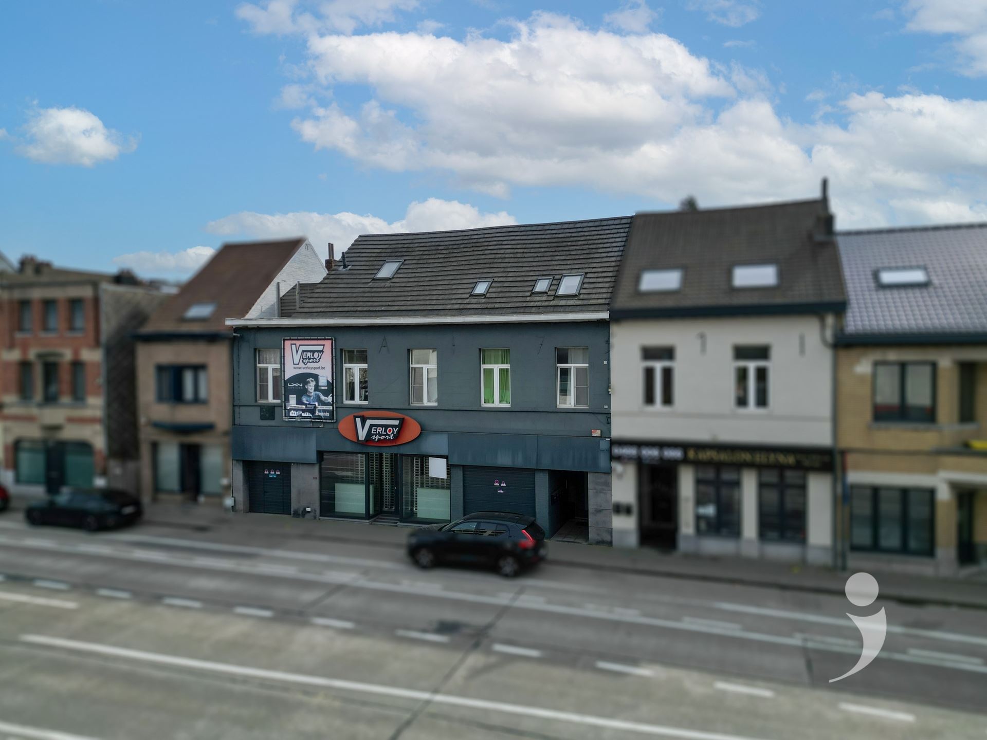 Bien entretenu, bien immobilier à revenus avec espace commercial et 3 unités résidentielles dans un excellent emplacement, visible!
