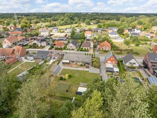 <strong>Instapklare gelijkvloerse woning met 4(5) slaapkamers en zicht op groen op een totale opp van 17a53ca</strong><br /><br />In het rustige en groene Mol Sluis vind je deze charmante gelijkvloerse woning die uitblinkt in ruimte, comfort en functionaliteit.<br />Met <strong>vier volwaardige slaapkamers</strong>, een <strong>vernieuwde keuken </strong>en een <strong>volledig bruikbare kelder</strong> is dit de ideale thuis voor wie comfortabel en rustig wil wonen.<br /><br />Bij binnenkomst kom je in de inkomhal, die meteen toegang biedt tot twee achter elkaar gelegen slaapkamers – perfect als slaapkamers, bureau of hobbyruimte.<br />De ruime en gezellige woonkamer is het hart van de woning, waar een <strong>speksteenkachel</strong> zorgt voor een warme, huiselijke sfeer.<br />Rolluiken aan de ramen zorgen voor <strong>extra comfort en privacy</strong>.<br /><br />De keuken werd recent volledig vernieuwd en uitgerust met <strong>kwalitatieve toestellen</strong>, waaronder een grote Amerikaanse koelkast – ideaal voor wie graag kookt en gezellig tafelt.<br /><br />De <strong>badkamer werd eveneens gerenoveerd</strong> en is voorzien van een dubbele lavabo, een moderne inloopdouche met regendouche en een frisse, hedendaagse uitstraling.<br />Daarnaast zijn er nog twee ruime slaapkamers, wat het totaal op vier volwaardige slaapkamers brengt.<br />Extra pluspunt is nog een aparte kamer die momenteel dienstdoet als <strong>wasruimte</strong>, maar indien gewenst ook als <strong>vijfde slaapkamer </strong>kan worden ingericht.<br />De wasruimte kan eenvoudig worden ingericht in de kelder, waar de aansluitingen voor water, elektriciteit en afvoer reeds aanwezig zijn.<br /><br />Via een zolderluik bereik je de <strong>praktische zolderruimte</strong>, die perfect dienst kan doen als extra bergruimte.<br />De vloer van de zolder is reeds geïsoleerd, wat bijdraagt aan het energiecomfort van de woning.<br /><br />Een absolute troef is de<strong> volledig onderkelderde structuur</strong> van het huis. De kelder is droog, volledig behandeld en daardoor ideaal als opslagruimte, werkplaats of hobbyruimte.<br />Vanuit de kelder heb je ook rechtstreeks toegang tot de <strong>inpandige garage</strong>.<br />Zoals hierboven vermeld, zijn hier de nutsvoorzieningen voorzien, wat het perfect mogelijk maakt om hier een volwaardige wasruimte te installeren.<br /><br />Buiten geniet je van een <strong>ruime, onderhoudsvriendelijke tuin </strong>met een<strong> extra garage</strong>, tuinhuis en houtberging – een droom voor wie graag buiten leeft of nood heeft aan extra ruimte.<br /><u><strong>Achter de woning ligt een natuurgebied, wat zorgt voor een groen uitzicht en een heerlijk gevoel van rust en privacy.</strong></u><br /><br /><em><u>Technische pluspunten zijn onder andere:</u><br />- Nieuwe verwarmingsketel<br />- Isolatie aanwezig in het dak en in de vloer van de keuken<br />- Rolluiken aan de ramen<br />- Goed onderhouden schilderwerken in de volledige woning</em><br /><br /><strong>De woning is gelegen in een rustige straat in Mol Sluis – een groene, aangename buurt met een centrale ligging.<br />Hier woon je in alle rust, maar toch dichtbij winkels, scholen en verbindingswegen.</strong><br /><br /><em>Interesse in deze woning? Neem vrijblijvend contact op voor meer informatie of een bezichtiging. </em>