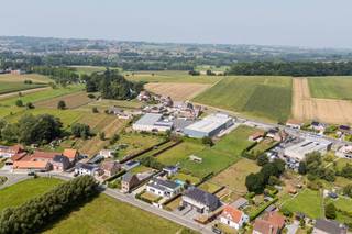 <p>In het landelijke Lierde bevindt zich deze gerenoveerde, statige villa die uitblinkt in comfort, klasse en rust. De volledige woning is praktisch ingedeeld op het gelijkvloers en bovendien volledig onderkelderd, wat zowel extra ruimte als functionaliteit biedt. De villa beschikt over<span> </span><strong>2 ruime slaapkamers</strong>, met de<span> </span><strong>mogelijkheid tot een 3de kamer</strong>, ideaal voor wie extra ruimte wenst voor kantoor of hobby.</p>
<p>Vooraan een prachtige living met openhaard, hiernaast een<span> </span><strong>open leefkeuken</strong>, afgewerkt met hoogwaardige materialen, biedt een prachtig zicht op de verzorgde tuin. Grote raampartijen laten overvloedig daglicht binnen en creëren een harmonieus gevoel tussen binnen en buiten. De woning wordt omgeven door groene zichten, waardoor privacy en natuurbeleving centraal staan.</p>
<p><strong>Troeven van deze uitzonderlijke eigendom:</strong></p>
<ul>
<li>Gebruik van <span></span><strong>kwalitatieve materialen</strong><span> </span>en<span> </span><strong>high-end afwerking</strong></li>
<li><strong>Zonnepanelen </strong><span></span>en<span> </span><strong>warmtepomp (lucht-lucht)</strong><span> </span>voor energie-efficiënt wonen</li>
<li>Een <span></span><strong>verzorgd zwembad</strong><span> </span>dat perfect aansluit op de tuinarchitectuur</li>
<li><strong>Professioneel aangelegde tuin </strong><span></span>met prachtig zicht.</li>
<li><strong>Dubbele garage </strong><span></span>met ruime parkeermogelijkheden</li>
<li><strong>Aanpalend weiland</strong>, ideaal voor dierenliefhebbers of extra buitenruimte</li>
</ul>
<p>Deze exclusieve villa biedt een unieke combinatie van luxe, rust en een landelijke ligging. Een waar pareltje voor wie op zoek is naar kwalitatief en stijlvol wonen omgeven van het groen.</p>
<p><strong>Voor meer info of een bezoek: contacteer Roxanne – 0496/85.09.62</strong></p>