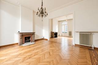 <strong>Ligging</strong><br /><br />Gelegen in de Vlaanderenstraat nabij het Zuidpark. Een makkelijke verbinding met het openbaar vervoer alsook de E40/E17.<br /><br /><strong>Indeling<br /><br /></strong>Dit ruime en karaktervolle appartement is verdeeld over <strong>drie verdiepingen</strong> en combineert royale leefruimtes met een aangename en functionele indeling.<br /><br />De <strong>eerste verdieping</strong> omvat een traphal met aansluitende inkomhal, een sfeervolle leefruimte en een eetruimte met sierhaarden. De volledig ingerichte open keuken vormt het hart van de leefruimte. Dankzij de hoge raampartijen geniet het geheel van een aangename natuurlijke lichtinval. Verder bevindt zich op deze verdieping een bureauruimte met gastentoilet, evenals een ruime eerste <strong>slaapkamer met een eigen badkamer</strong>, uitgerust met douche en lavabo.<br /><br />Op de <strong>tweede verdieping </strong>bevinden zich een praktische wasberging met afzonderlijk toilet, een inkomhal en <strong>twee ruime slaapkamers</strong>, elk voorzien van een sierhaard. Deze slaapkamers delen een verzorgde <strong>badkamer met dubbele lavabo en ligbad</strong>.<br /><br />De <strong>bovenste verdieping</strong> omvat een <strong>zelfstandig duplexgedeelte</strong> met een ruime inkomhal en afzonderlijke berging. De woonkamer met eetplaats sluit aan op een volledig ingerichte open keuken. Verder beschikt deze verdieping over een badkamer met inloopdouche en lavabo. Via een interne trap bereikt men de slaapkamer op de bovenste verdieping.<br /><br />Voor inlichtingen en/of bezoek, bel Guillaume Delbecque <strong>0472 25 70 76</strong>