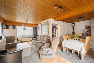 Op een rustige locatie met weinig passage, maar toch centraal gelegen in Zele, vindt u deze ruime halfopen bebouwing op een perceel van 300 m².<br /><br />Met een bewoonbare oppervlakte van 179 m² biedt deze woning alle ruimte voor een gezin. Dankzij een uitbouw die eind jaren '90 werd gerealiseerd, geniet u van extra leefruimte en telt de woning vandaag maar liefst 4 slaapkamers. Bovendien beschikt de woning over een garage, ideaal voor uw wagen, fietsen of extra opslagruimte.<br /><br />Ook op vlak van energie scoort deze woning uitstekend met een gunstig EPC B en zonnepanelen.<br /><br />Troeven van deze woning:<br />- Halfopen bebouwing<br />- 4 volwaardige slaapkamers<br />- Garage<br />- EPC B<br />- Zonnepanelen<br />- Centrale ligging nabij winkels, scholen en openbaar vervoer<br /><br />Een ideale gezinswoning voor wie op zoek is naar ruimte, comfort en een energiezuinige woning op een aangename locatie.<br /><br />Contacteer Senne voor een bezoek via 0499 47 10 68 of via senne@woonvast.be