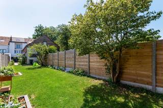 Centraal gelegen woning nabij verschillende scholen, winkels en het openbaar vervoer! Dit huis bevindt zich tevens nabij het gemeentelijk park van Boom en het provinciaal recreatiedomein 'De Schorre'. Het eigendom is makkelijk bereikbaar op slechts enkele minuten rijden van de opritten E19 en A12 Antwerpen-Brussel. Ideale ligging voor woon-werkverkeer en gezin met kinderen! Achteraan het perceel liggen een servitudeweg en 2 autostaanplaatsen. Er is verder parkeergelegenheid in de eigen garage en in de straat. <br /><br />Deze woning werd gebouwd in 1967 en gerenoveerd tussen 2021-2025: geïsoleerd dak (2021), nieuwe condensatieketel Bosch (2024), vernieuwde keuken (2025), ... In de achtergevel werden crepi + 14 cm isolatie geplaatst & de tuinomheining werd vernieuwd. Sinds 2024 zijn 6 zonnepanelen geplaatst. De keuring van de elektriciteit is <em>conform</em> en het EPC heeft een zeer goede score (<em>Label B</em>). <br /><br /><strong><em>Ondergronds</em></strong> is een ruime kelder van 23m2 aanwezig. Op het <strong><em>GLVL</em></strong> bevinden zich een een inkomhal en een wasplaats. Het <em><strong>1e VERDIEP </strong></em>is ingedeeld in een hall, een woonkamer, een open ingerichte keuken, een badkamer en een apart toilet. Verder liggen op het <em><strong>2e VERDIEP</strong></em> een hall, 2 slaapkamers en een klein terras & op het <em><strong>3e VERDIEP</strong></em> een zolderkamer met trapluik, die mits plaatsen van een trap ingericht kan worden als een 3e slaapkamer. De <em><strong>tuin</strong></em> is noord-west-gericht en aangelegd met een ruim terras van 46m2. <br /><br />Deze woning is instapklaar en beschikbaar vanaf december 2026. <br />📞 Contacteer ons vandaag nog voor een afspraak via info@leximmo.be of 03/459.99.99!<br /><br />