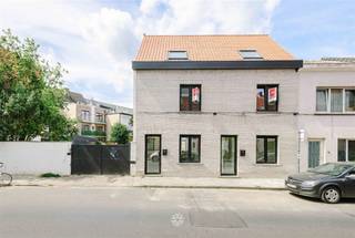 <p><span>GENT - Gerenoveerde woning met zonnige stadstuin</span></p><p><span> </span></p><p><span>In de Geitstraat 3 te Gent bevindt zich deze volledige gerenoveerde woning op een uitstekende locatie. U woont hier op slechts enkele minuten fietsen van het historische stadscentrum, op wandelafstand van het natuurgebied Bourgoyen-Ossemeersen en met een vlotte verbinding naar belangrijke invalswegen en het openbaar vervoer. Winkels, scholen en andere voorzieningen bevinden zich bovendien in de onmiddellijke omgeving. </span></p><p><span>Een ideale combinatie van rustig wonen en de dynamiek van de stad binnen handbereik.</span></p><p><span> </span></p><p><span>De woning werd recent grondig gerenoveerd met aandacht voor kwaliteit, comfort en duurzaamheid. </span></p><p><span>Dankzij de doordachte indeling, hoogwaardige materialen en stijlvolle afwerking geniet u van een hedendaagse woning die volledig klaar is voor de toekomst.</span></p><p><span> </span></p><p><span>Enkele troeven op een rij:</span></p><ul><li><span>Energiezuinig (EPC B)</span></li><li><span>Zuidwest georiënteerde stadstuin</span></li><li><span>Centrale en vlot bereikbare ligging</span></li><li><span>3 volwaardige slaapkamers</span></li><li><span>Aangename lichtinval doorheen de woning</span></li></ul><p><span> </span></p><p><span>De indeling gaat als volgt: </span></p><p><span>Gelijkvloers:</span></p><p><span>Ruime inkomhal met apart gastentoilet en wasplaats. Aansluitend de open keuken, die uitgeeft op de eet- en leefruimte met aansluitende toegang tot de tuin. </span></p><p><span>Verdieping(en):</span></p><p><span>De eerste verdieping omvat de badkamer met inloopdouche en dubbele lavabo, een apart toilet en de ruime master bedroom. </span></p><p><span>Op de tweede verdieping bevinden zich de tweede en derde slaapkamer.</span></p><p><span> </span></p><p><span>Belangrijk:</span></p><p><span>Richtprijs: 429.000 EUR</span></p><p><span>EPC: B (183 kWh/m² jaar)</span></p><p><span> </span></p><p><span>Interesse? Contacteer Axel Lenaerts makelaars voor meer informatie of een bezoek ter plaatse!</span></p><p><span> </span></p>