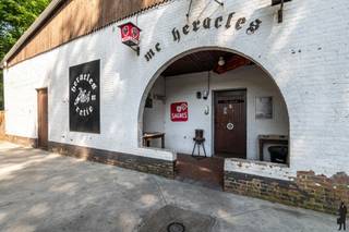 <strong>Unieke, originele clubhuis waarin thans traditiemotorclub 'MC Heracles' is gevestigd; op schitterende locatie in het groen, nabij Retie en Kasterlee. Het gebouw/clubhuis biedt u o.a. een verbruikerszaal, sanitaire ruimte, bergplaats, een zonnenterras en een riante parking. Mooi gelegen nabij centrum Retie en de Nederlandse grens op een riant perceel van ca. 3.000m².</strong><br /><br /><span>Clubhuis / verbruikerszaal</span>:<br /><br />Het clubgebouw bestaat uit een riante serveerruimte (91<span>m²) en een bargedeelte (ca. 20m²). Het clublokaal is thans enorm sfeervol ingericht en ademt traditie. Dit gedeelte kan echter eenvoudig worden omgevormd tot een meer modern lokaal. In het gebouw zijn tevens sanitaire ruimtes aanwezig, alsook bergplaatsen voor stokkage en een technische ruimte. <br /></span><br /><span>Buitengebeuren</span>:<br /><br />In de aangename bostuin rondom het gebouw is het enorm rustig vertoeven. Bovendien biedt de locatie thans ook plaats voor een ruime parking, alsook een terras en legio mogelijkheden hiertoe op eigen terrein.<br /><br /><span>Bijzonderheden</span>:<br />- Momenteel wordt het clublokaal verhuurd: informatie op aanvraag<br />- Er zijn verfraaiingswerken gebeurd eind jaren '90: dak, sanitaire ruimtes, schilderwerken, etc.<br />- Houten kozijnen met dubbel glas + centrale verwarming op stookolie<br />- Uitstekende microligging: nabij centra Retie, Kasterlee, Turnhout<br />- Uitstekende macroligging: nabij de Postel en de Nederlandse grens<br />- Het gebouw is vergund en gelegen in parkgebied (meer info via de gemeente Retie of De Boer &amp; Partners)