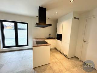 Volledig vernieuwd appartement op centrale ligging in Nieuwpoort. Het appartement bevat 2 slaapkamers en een ruime woonkamer met open...