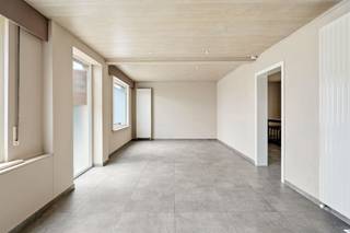 <p><span> </span></p><p><span>Op een vlotte locatie nabij het centrum van Koekelare bevindt zich deze verzorgde en gerenoveerde rijwoning. Dankzij de nabijheid van winkels, scholen, openbaar vervoer en andere dagelijkse voorzieningen geniet u hier van een uitstekende combinatie van comfort, bereikbaarheid en woonkwaliteit.</span></p><p><span> </span></p><p><span>Met een bewoonbare oppervlakte van maar liefst 156 m² biedt deze woning verrassend veel ruimte. Via de inkomhal met gastentoilet komt u in de woning terecht. Op het gelijkvloers bevinden zich verder een praktische wasplaats, een volledig uitgeruste keuken voorzien van een keramische kookplaat, dampkap, oven, vaatwasser, koelkast en dubbele spoelbak, evenals een gezellige en lichtrijke leefruimte waar het aangenaam vertoeven is</span></p><p><span>De eerste verdieping omvat drie volwaardige slaapkamers, een handige dressing en een badkamer uitgerust met een inloopdouche en lavabo in meubel. Daarnaast is er een afzonderlijk toilet aanwezig op deze verdieping. Via een zolderluik in de dressing bereikt u de zolderruimte met flex-trap, ideaal voor extra berging.</span></p><p><span> </span></p><p><span>Buiten geniet u van een volledig omheinde tuin met terras. Deze buitenruimte biedt de ideale basis om een aangename tuinomgeving volledig naar eigen smaak en behoeften in te richten. Bovendien is er een praktische buitenberging aanwezig.</span></p><p><span> </span></p><p><span>Kortom, een ideale woning voor wie op zoek is naar een comfortabele thuis met voldoende ruimte en een centrale ligging in Koekelare. </span></p><p><span>Contacteer ons vandaag nog voor meer informatie of een bezoek ter plaatse.</span></p><p><span> </span></p>