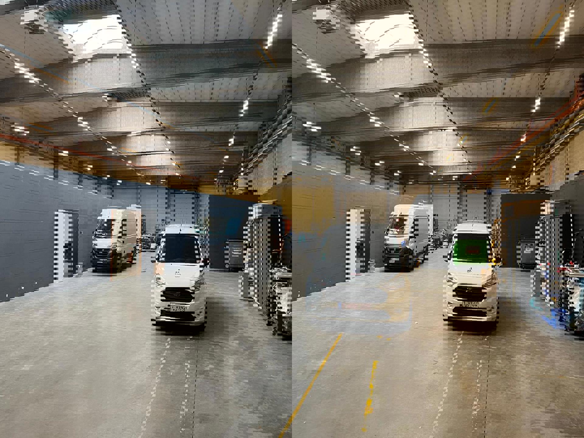 Magazijn van 1.152 m²  en kantoor 288m² te Aartselaar. - foto 2