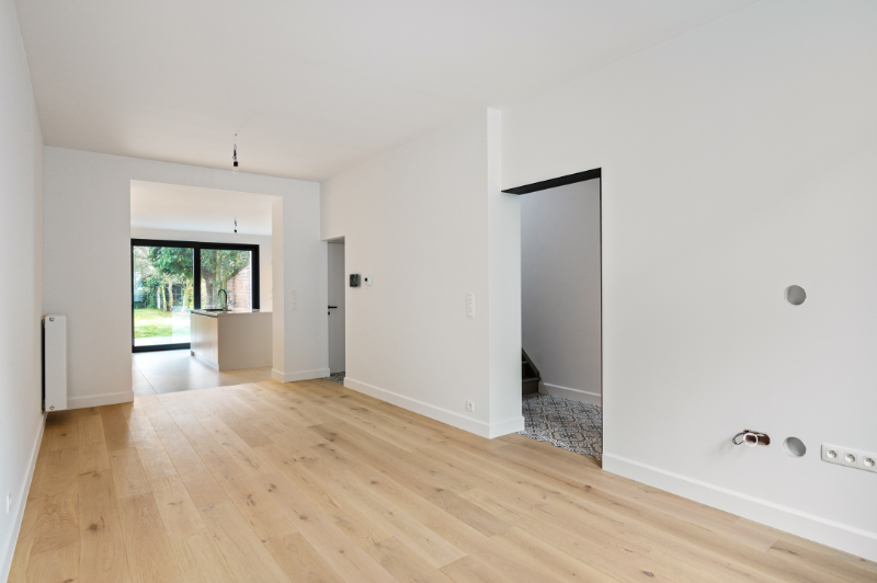 Instapklare & volledig gerenoveerde rijwoning met 3 SLK & tuin - foto 4