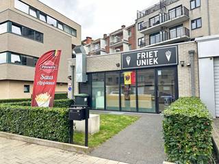 Op een uitstekende commerciële locatie aan de Oude Bosuilbaan 105 te Deurne bevindt zich dit moderne en goed onderhouden handelspand van bouwjaar 2014. Het pand geniet van een strategische ligging recht tegenover het iconische Bosuilstadion, de thuisbasis van Royal Antwerp FC, wat zorgt voor een hoge visibiliteit en een constante passage van bewoners, bezoekers en supporters.<br /><br />Dankzij de centrale ligging bevindt u zich bovendien in een levendige buurt met een mix van residentiële bebouwing, lokale handelszaken en diverse voorzieningen. De nabijheid van belangrijke invalswegen en het openbaar vervoer garandeert een vlotte bereikbaarheid voor klanten en personeel.<br /><br />Dit handelsgelijkvloers beschikt over grote raampartijen die zorgen voor een aangename natuurlijke lichtinval en een open, uitnodigende uitstraling. De flexibele indeling maakt het pand geschikt voor uiteenlopende commerciële activiteiten zoals horeca, een traiteurzaak, detailhandel, kantoorruimte of een dienstverlenende activiteit (onder voorbehoud van de geldende stedenbouwkundige voorschriften).<br /><br />Achteraan bevindt zich een praktische werk- en stockruimte, aangevuld met een afzonderlijk toilet, waar u ook de aansluiting heeft voor een douche te plaatsen.<br /><br />Troeven:<br />+ Bouwjaar 2014<br />+ Uitstekende commerciële ligging<br />+ Recht tegenover het Bosuilstadion van Royal Antwerp FC<br />+ Grote commerciële ruimte met veel natuurlijke lichtinval<br />+ Goede bereikbaarheid met wagen en openbaar vervoer<br /><br />Heeft u interesse in dit handelspand? Neem dan contact op met VB Vastgoed op het nummer 03 337 50 70 of via info@vbvastgoed.be