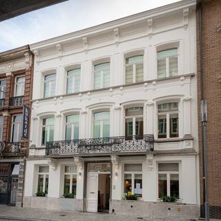 TE KOOP in DENDERMONDE - Deze statige herenwoning is gelegen aan de grote markt van Dendermonde en werd volledig gerenoveerd in 2016.Momenteel is dit...