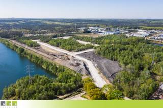 <strong>LOT 8 VAN 49A01CA GELEGEN IN DE NIEUWE KMO-ZONE TE LANKLAAR.<br /></strong><strong><br /></strong>---<br /><span>Deze nieuwe KMO-zone is gelgen op het industrieterrein te Lanklaar. In het verlengde van de Vilvertstraat zijn er nieuwe wegen aangelegd voor de ontsluiting van deze site. </span><br /><br /><strong>DESIGN &amp; BUILD:</strong><br /><span>U kan ervoor opteren om een perceel grond te kopen en zelf in te staan voor de opvolging van het bouwproces.</span><br /><br /><span>Echter is het ook mogelijk om een gebouw op maat van uw wensen te laten ontwikkelen. U wordt in dat geval volledig ontzorgd en het hele bouwproces wordt zo van u overgenomen. Uiteraard alles in nauw overleg met u als opdrachtgever. U koopt in dat geval dus een perceel grond én een gebouw dat op maat van uw wensen en behoeften wordt gebouwd. </span><br /><br /><strong>BOUWVOORRSCHRIFTEN:</strong><br /><span>Deze site is gelegen in het GRUP "Bedrijventerrein Lanklaar" in de zone "lokaal bedrijvigheid".</span><br /><br /><span>Volgende hoofdactiviteiten zijn toegelaten:</span><br /><span>- productie, verwerking en bewerking van goederen;</span><br /><span>- onderzoeks- en ontwikkelingsactiviteiten;</span><br /><span>- dienstverlenende bedrijven, dit zijn bedrijven die diensten verlenen aan andere bedrijven; </span><br /><span>- productie en distributie van energie;</span><br /><span>- verder zijn kantoren en toonzalen gekoppeld aan de toegelaten hoofdactiviteit toegelaten (zuivere kleinhandel is evenwel niet toegalaten). Er kan één woongelegenheid per bedrijf (max. 200m² vloeroppervlakte) voorzien worden.</span><br /><br /><span>Inrichting:</span><br /><span>- bouwhoogte: max. 15m</span><br /><span>- afstand zijdelingse perceelsgrens: 5m en mits gunstig advies brandweer</span><br /><span>- bouwen op perceelsgrens of bouwen op minder dan 5m afstand van de perceelsgrens mist akkoord aanpalende eigenaar en gusntig advies brandweer</span><br /><br /><span>De volledige voorschriften van het GRUP zijn op aanvraag te bekomen.</span><br /><strong><br />Prijzen:</strong><br /><span>De vermelde prijzen zijn exclusief BTW (op aandeel wegenis), verkooprechten, aktekosten, ereloon notaris, opzoekingskosten en plan- en metingskosten. Contacteer ons voor een volledig prijsoverzicht. </span><br /><br /><span>Bekijkt u deze advertentie via een aanverwante vastgoedsite, surf dan zeker naar onze website </span><strong>www.N78vastgoed.be</strong><span> voor een uitgebreide beschrijving en plannen. </span><br /><br /><strong>Meer info: +32 (0)89 86 18 88 of info@N78vastgoed.be</strong>