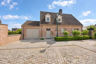 Une maison familiale individuelle accueillante, dotée d'un jardin ensoleillé et située dans un endroit exceptionnellement calme du pittoresque village de Ramskapelle. Cette maison familiale spacieuse et prête à emménager à Ramskapelle dégage une atmosphère de luxe et de qualité intemporels ; elle bénéficie d'une belle luminosité naturelle, de parquets, d'une cheminée chaleureuse et de finitions sur mesure dans toutes les pièces. Les espaces de vie sont intelligemment conçus pour créer une circulation harmonieuse, privilégiant la convivialité, la cuisine et la détente. La cuisine ouverte offre de beaux volumes et est équipée d'appareils électroménagers haut de gamme ainsi que de nombreux rangements. Une cave à vin intégrée et réalisée sur mesure complète l'ensemble, soulignant le haut niveau de finition de la maison. De grandes baies vitrées assurent une connexion permanente avec le jardin, tant depuis la cuisine que depuis l'espace repas. Un garage intégré avec une buanderie attenante apporte un confort pratique supplémentaire. À l'étage, on trouve trois chambres à coucher aux dimensions généreuses ; la suite parentale dispose de placards intégrés et d'une salle de bains privative avec baignoire. Une seconde salle de douche, équipée d'une douche à l'italienne, ainsi qu'un WC séparé complètent l'étage. L'atout majeur est sans conteste le jardin : idéalement orienté, c'est un véritable rêve pour ceux qui recherchent un espace extérieur ensoleillé sans les contraintes d'un entretien fastidieux. Il est agrémenté d'une dépendance offrant de multiples possibilités d'utilisation. Située dans le village pittoresque de Ramskapelle (Knokke-Heist), cette maison offre un cadre de vie paisible dans un quartier prisé — à quelques coups de pédale de la mer — tout en bénéficiant d'un accès stratégique aux grands axes routiers. Les biens de cette qualité sont rares sur le marché. Une opportunité unique pour quiconque recherche une maison prête à emménager au cœur d'un village calme. 