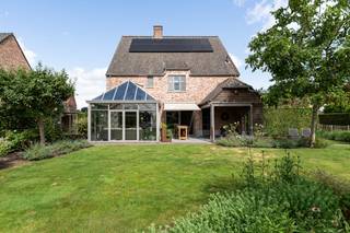 In het centrum van Essen vindt u deze uitzonderlijke villa op een perceel van 5.627m², inclusief extra bouwgrond als oprit.De woning biedt een...