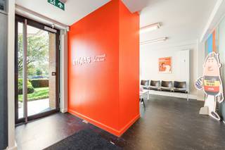 <p><strong>INDELING</strong><br /><strong>GELIJKVLOERS</strong><br />Privatieve inkomhal met ingemaakte kasten, tussendeur naar de kantoorruimte en wachtzaal. <br />Kantoorruimte met apart sanitair gedeelte, voorzien van wastafel en twee aparte toiletten. <br />Technische ruimte. Berging. <br />2 kantoorruimten/vergaderzaaltjes.<br />Keuken voorzien van koelkast en vaatwasmachine. <br /><br /><strong>BUITEN</strong><br />Achteraan zijn er drie privatieve autostaanplaatsen. <br />Vooraan zijn er gemeenschappelijke autostaanplaatsen voor klanten, bezoekers,….<br /><br /><strong>BIJZONDERHEDEN</strong><br />Houten ramen. Dubbele beglazing. Airconditioning. Elektrische installatie is conform.<br /><br /><strong>POSITIEVE ASPECTEN</strong><br />Ruim en gelijkvloers handelspand (ca 194m²)<br />Reeds ingedeeld in verschillende kantoren/vergaderzalen<br />Voorzien van keuken voor personeel<br />Vooraan gemeenschappelijke autostaanplaatsen (cliënteel), achteraan 3 privatieve autostaanplaatsen<br />Goed investeringspand.<br /><br />Het pand is momenteel verhuurd (informeer op ons kantoor naar de huurvoorwaarden).<br /><br /></p>
